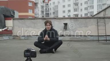 英俊的记者自己在街顶拍摄一段视频。 4K